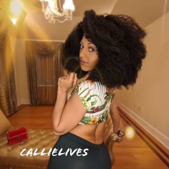 ONLY AVAILABLE INMY @callie_lives wholesale closet - Picture 2 of 9